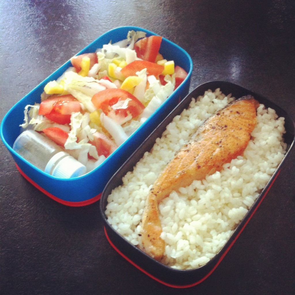 рис, жареный лосось, овощной салат