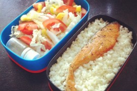 Рецепт бенто №26. Рис и жареный лосось, овощной салат