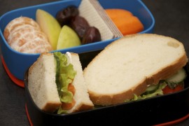 Бенто №67. Сэндвич с сёмгой, овощи, фрукты и вафля