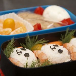 Рецепт бенто №77. Онигири-панды с креветками и яйцо-зайка
