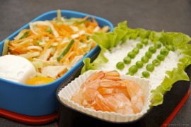 Рецепт бенто №79. Креветки и рис, яйцо-паровозик и овощной салат