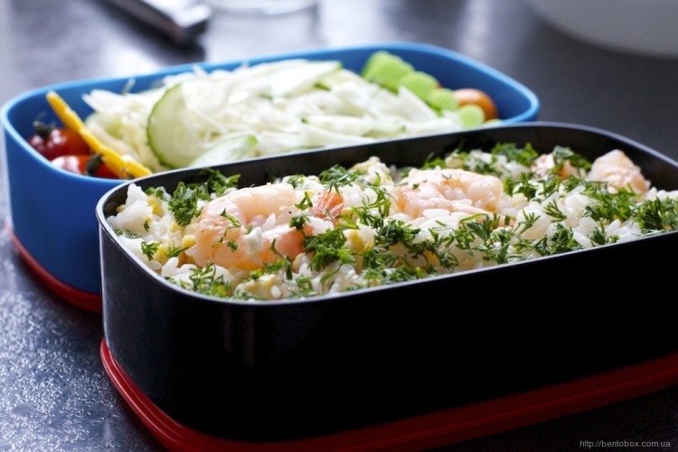 Рецепт бенто №86. Жареный рис с креветками и весенний салат