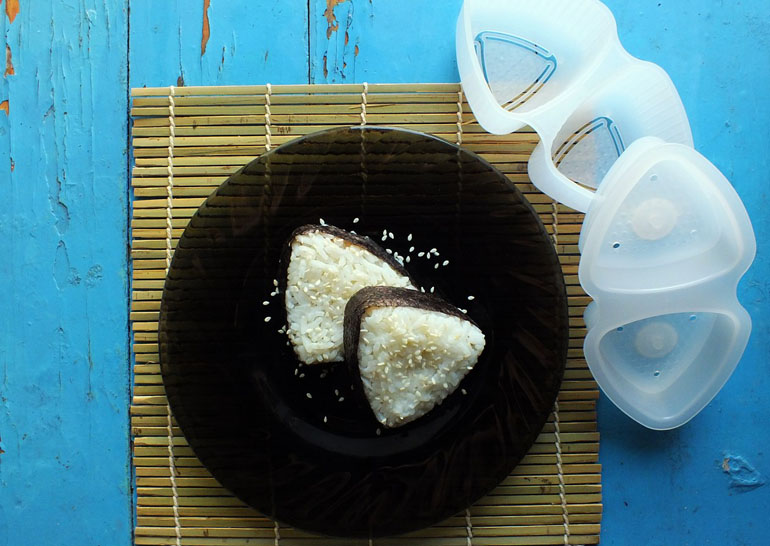 Японская закуска онигири: 7 быстрых рецептов с яйцом, сыром и васаби