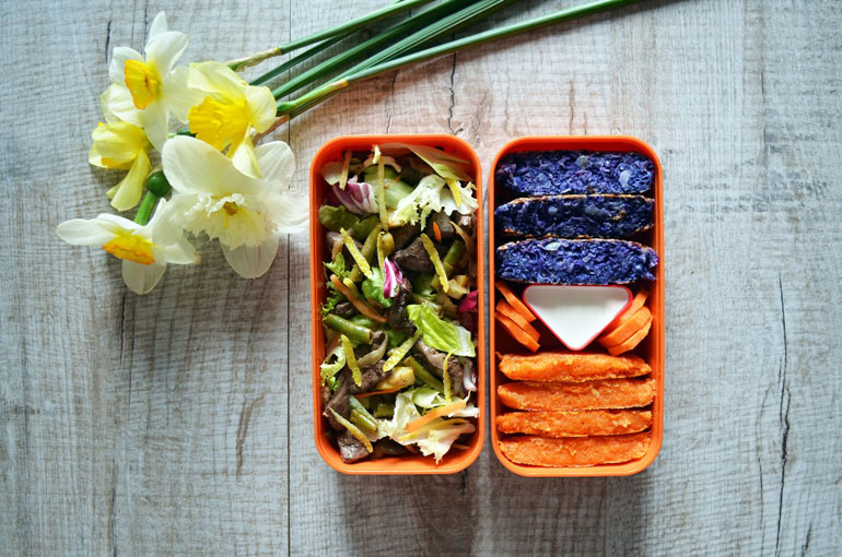 Рецепт бенто. Тёплый салат с индюшиной печенью, капустные и морковные котлеты