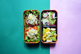 Рецепт бенто №106. Цветные «гнёздышки» из пасты с грибами, овощной и фруктовый салаты
