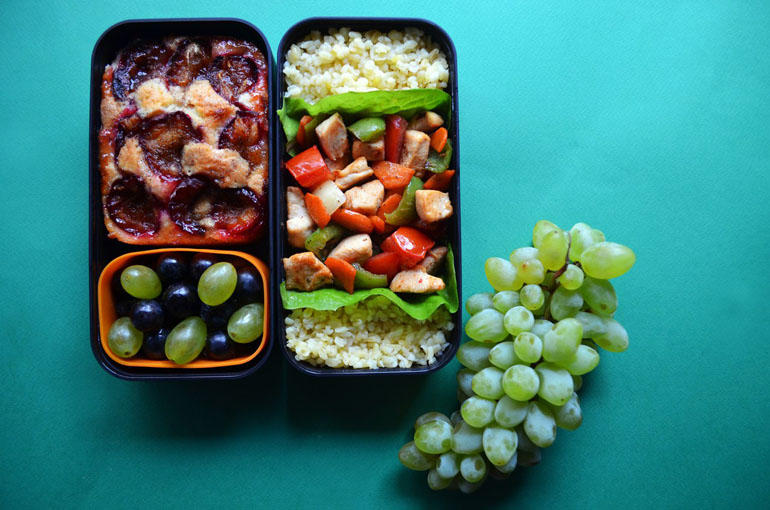 Рецепт обеда. Тушёная куриная грудка с овощами, булгур и сливовый пирог
