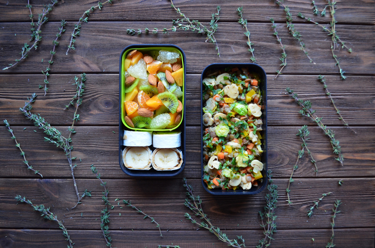 Рецепт обеда. Чечевица с овощами, фруктовый салат и сладкие мини-рулеты из лаваша